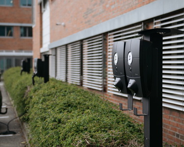 Parkplatz mit Ladesäulen