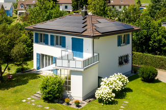 Einfamilienhaus mit Photovoltaikanlage auf dem DAch